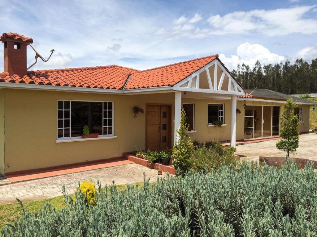 Las Hortensia's Casa De Huespedes Tababela Exterior foto